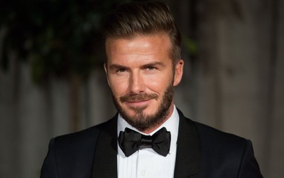 爱游戏体育动态-内维斯赛后拥抱家人